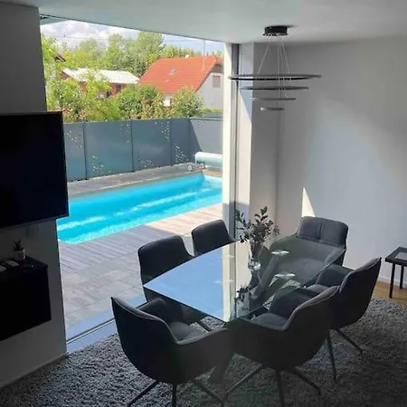 Modern, Spacious Near Centre *