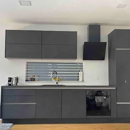 Modern, Spacious Near Centre 公寓 *