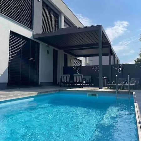 Modern, Spacious Near Centre *